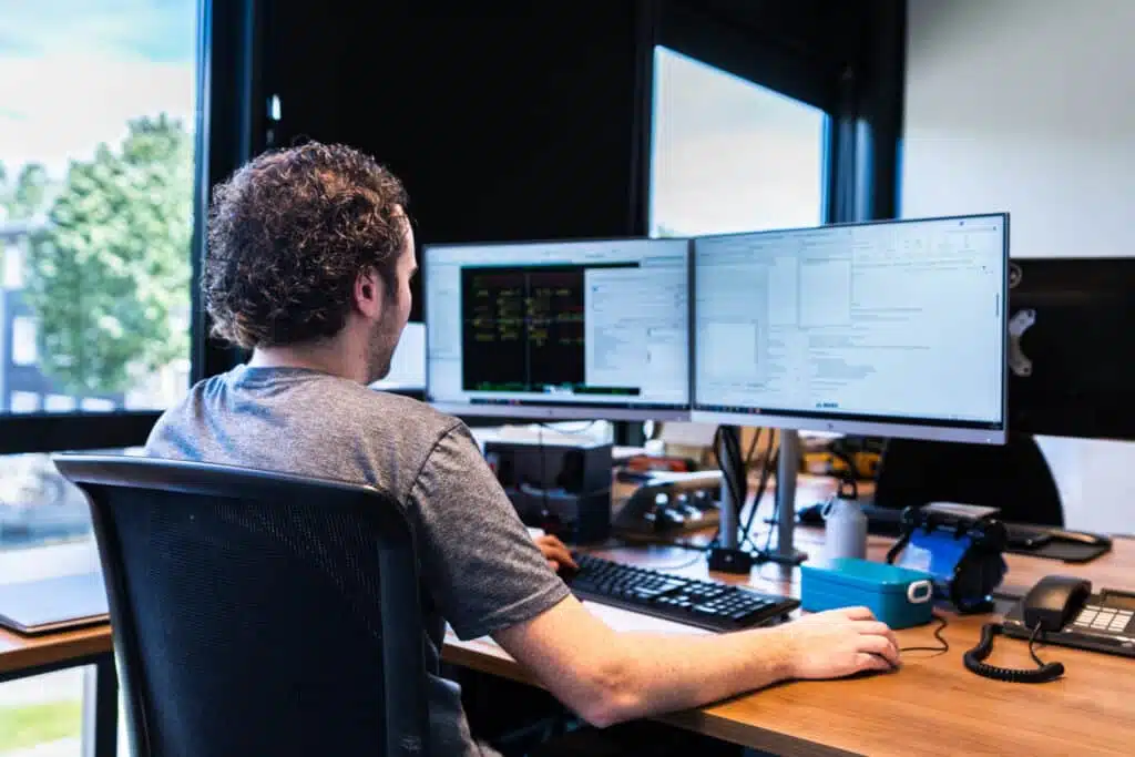 Elektro Engineer is bezig met engineering op de computer
