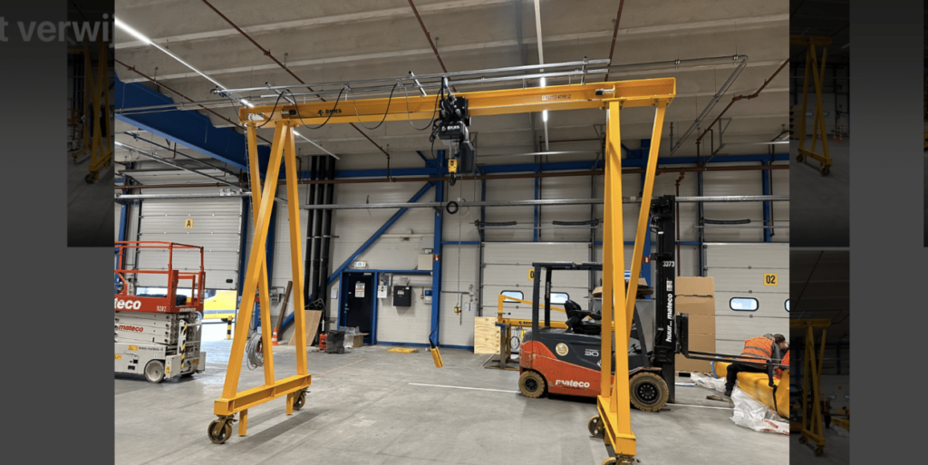 Gele Mobiele Portaalkraan